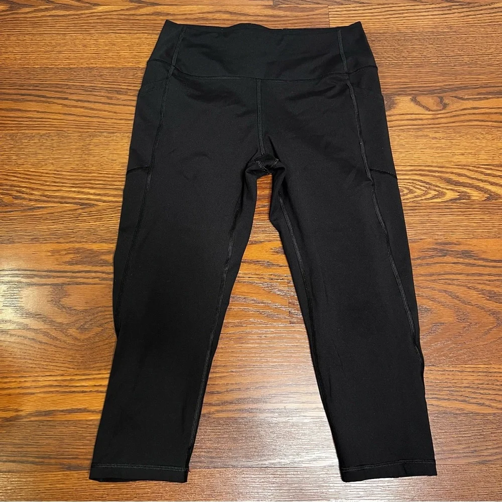 GAP Cropped Leggings in black size Large (measurements included)